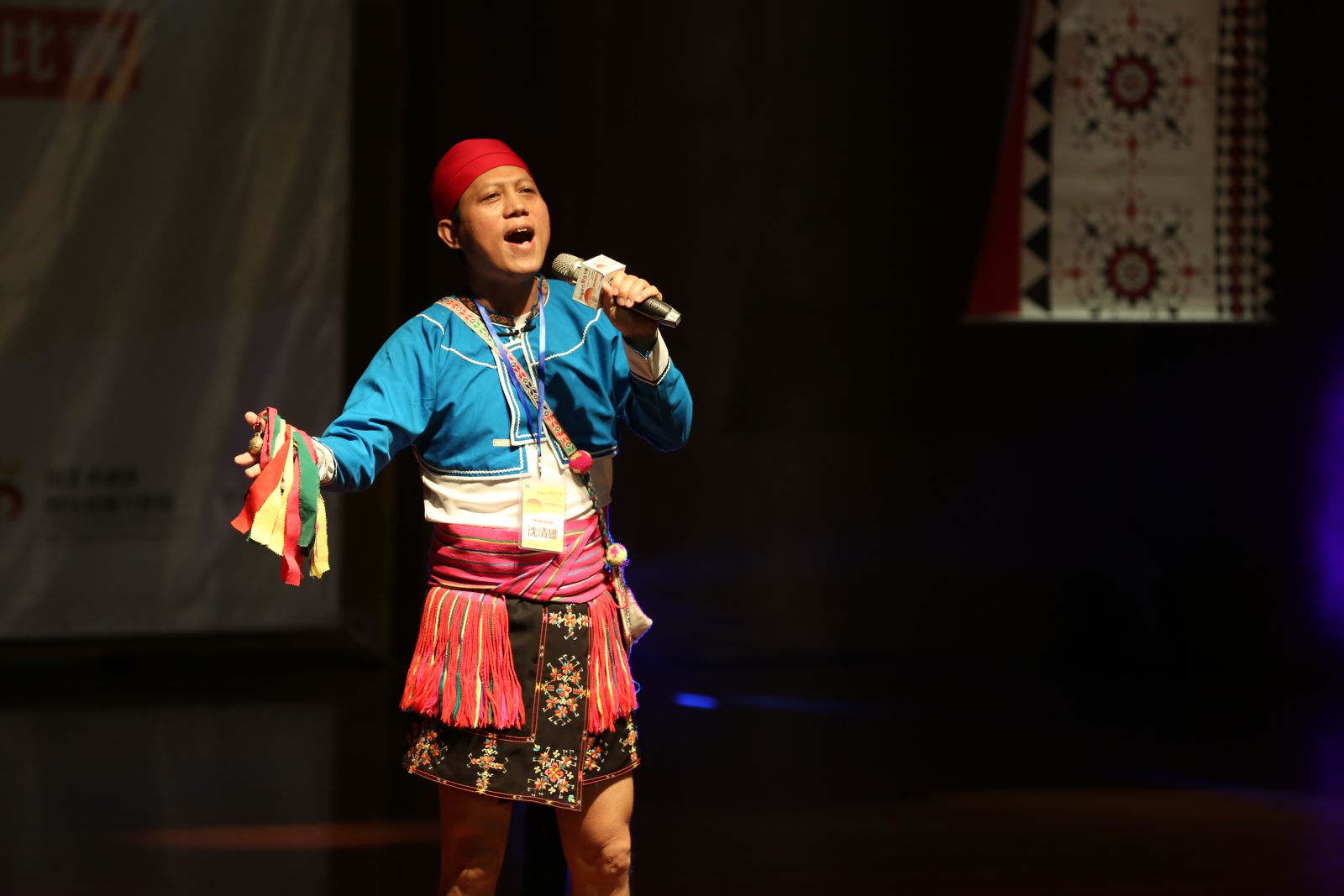 參賽者將自身投入在歌謠中，如癡如醉的陶醉樣感染現場氣氛。