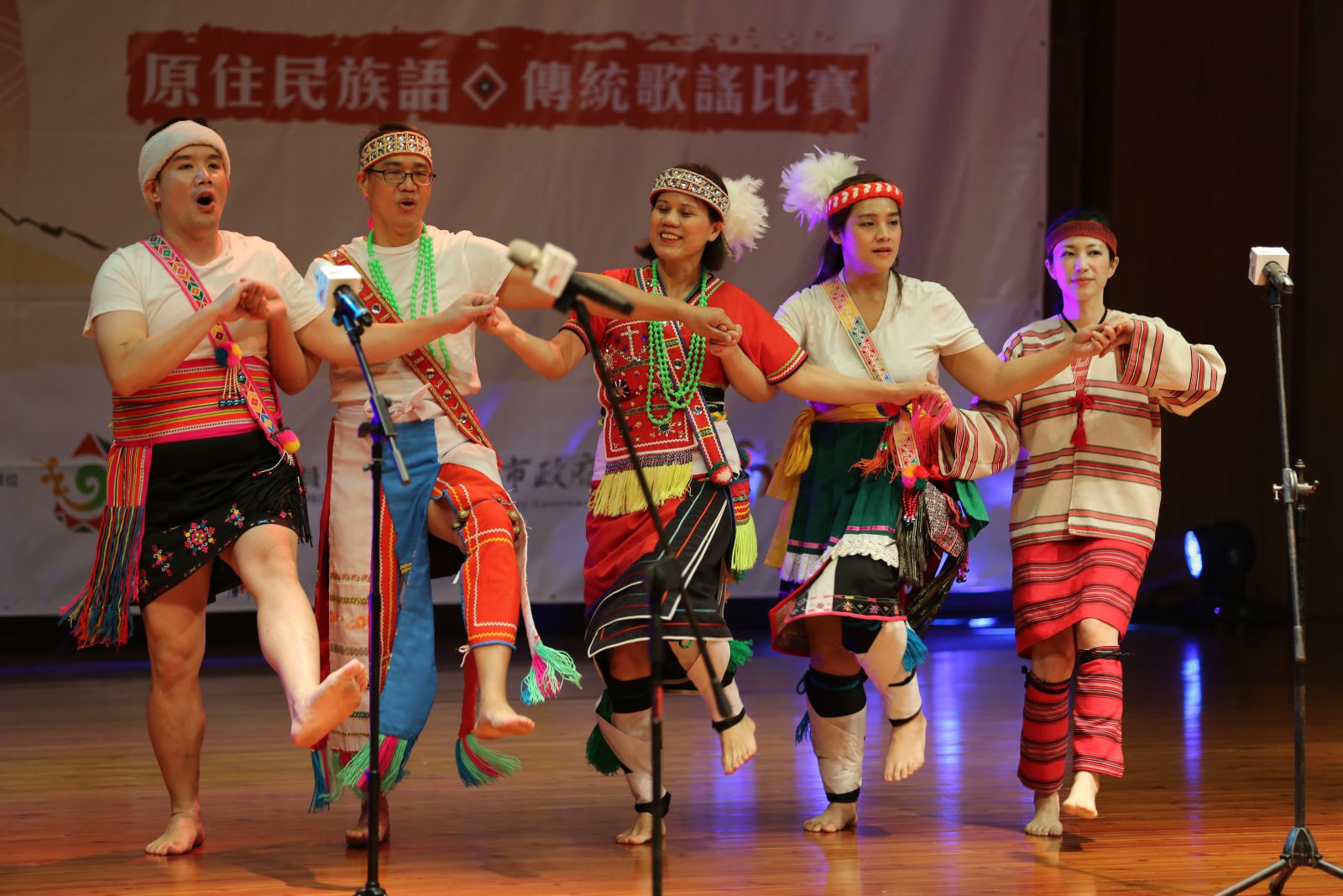 參賽者歌聲搭配著舞蹈，詮釋出原住民部落相聚歡樂樣。