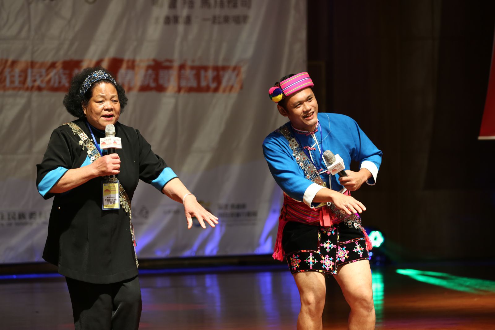 參賽者祖孫攜手為傳統歌謠展現活力與熱情。