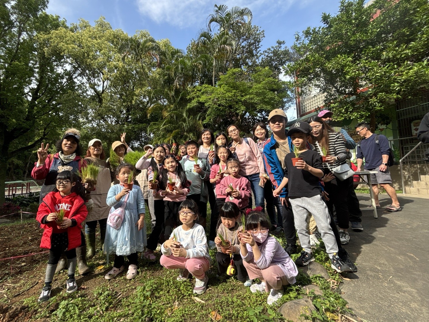 ▲114年4月傳統學堂「探索部落的綠色秘密：親子稻苗種植體驗」，小朋友們收穫滿滿。 (圖/新北市政府原民局提供)