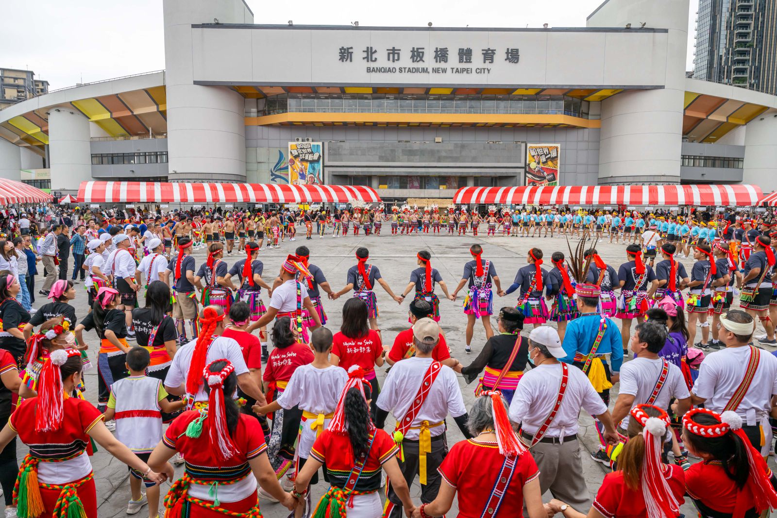 大家手牽手千人共舞帶來最大高潮與壯闊氣勢。(圖/新北市政府原民局提供)