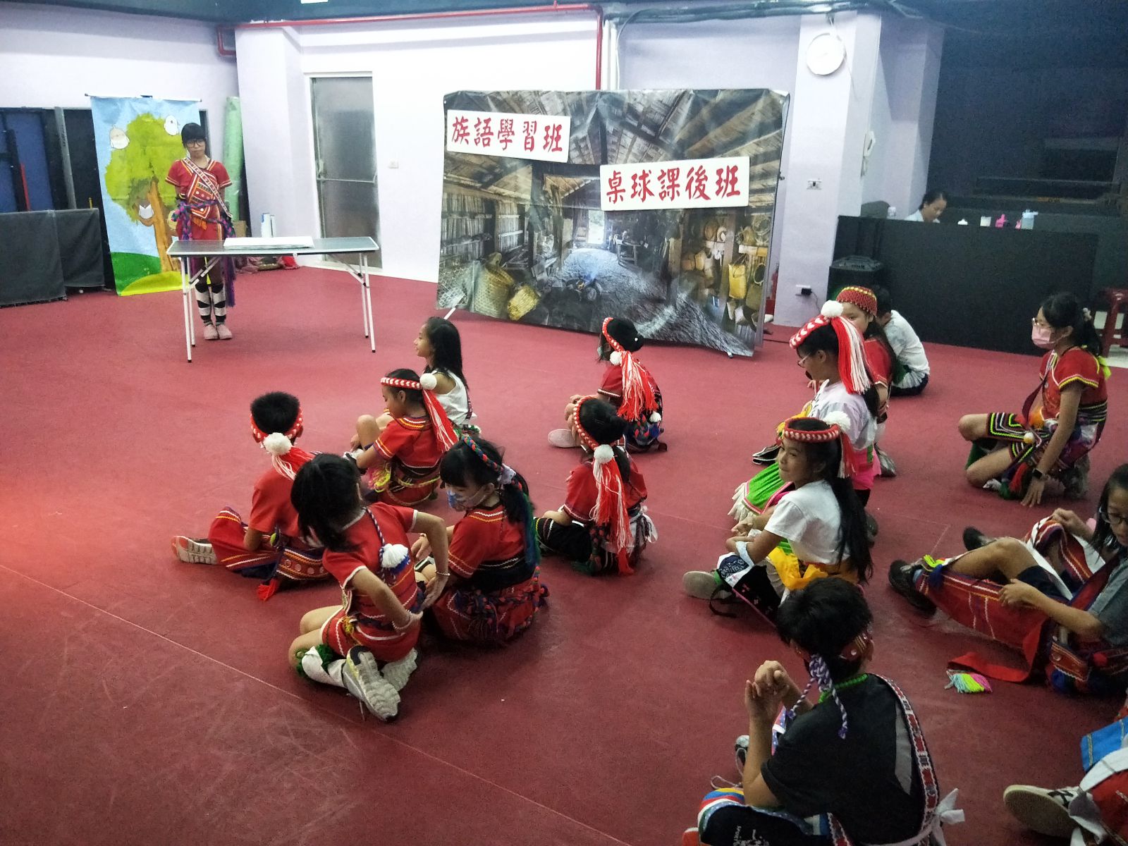 ► 飾演族語老師Singsi（左）與上課學生互動。(圖/新北市政府原民局提供) 