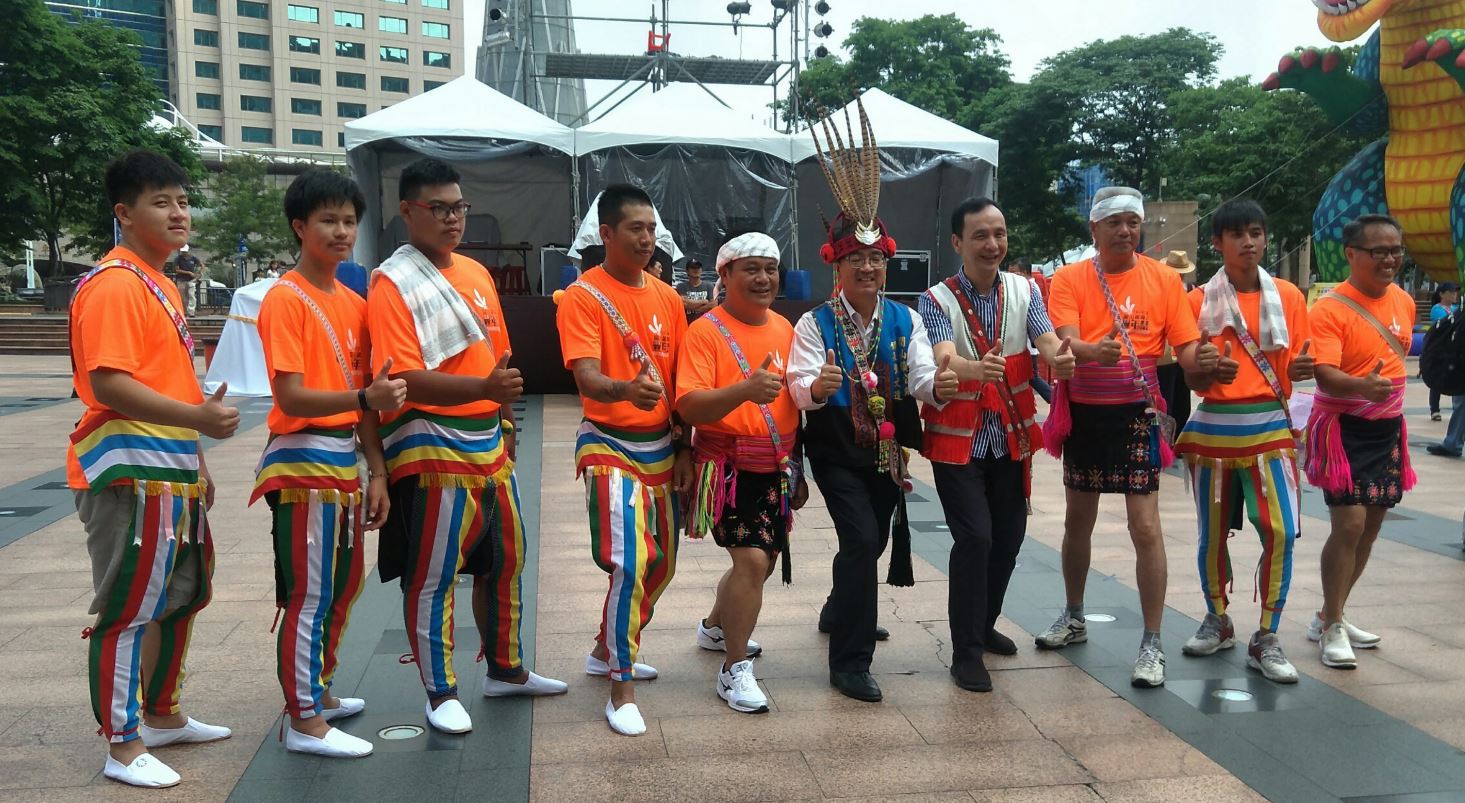 市長與阿美青年合影