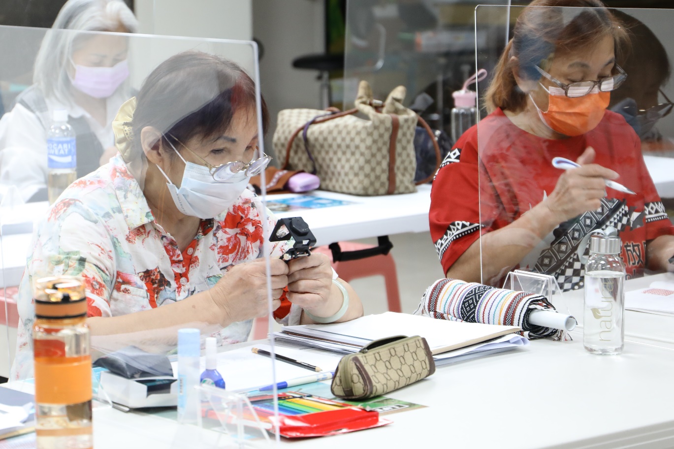 ▲烏來泰雅編織工作者透過共享工作坊學習現代織紋研究分析方法。(圖/新北市政府原民局提供)