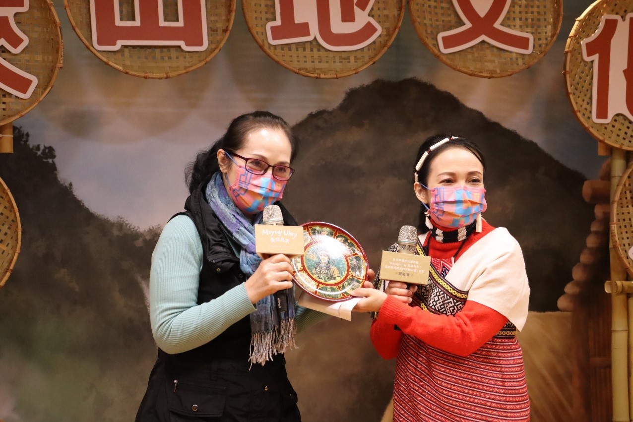 ▲記者會現場由主持人將印有40年前周彭玉鳳(Sayun Yuraw)女士快照的盤子-「司納普」（スナップ；Snap）交給本人(圖/新北市政府原民局提供)