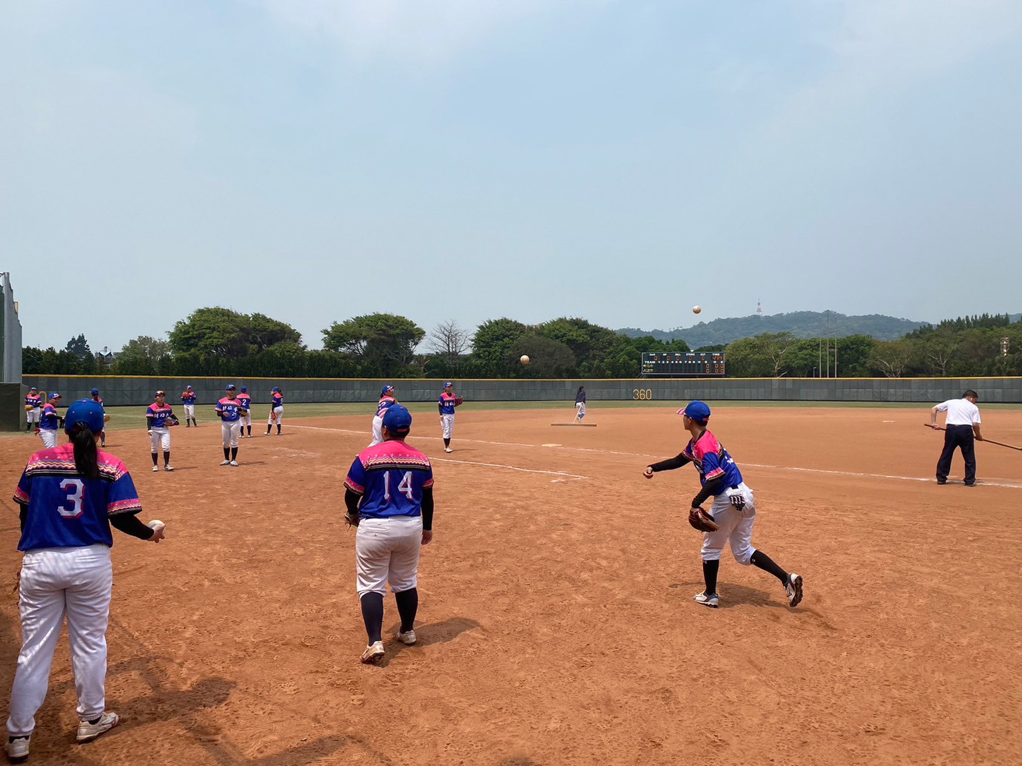 新北女壘為110年全原運冠軍，首日即以開局二連勝顯示連霸的野心，圖為賽前熱身情形。