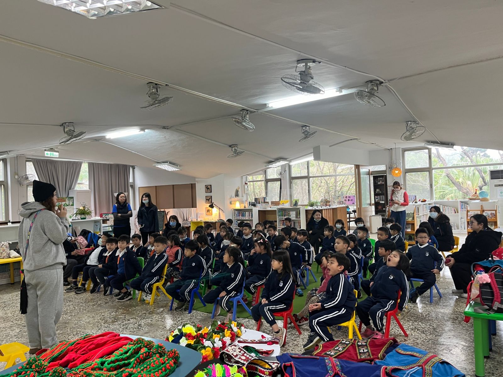 ▲團體預約說故事：奇異鳥美語幼兒園林口分校於113年1月15日到書屋一起聽故事，並認識與傳承原住民族文化。(圖/新北市政府原民局提供)