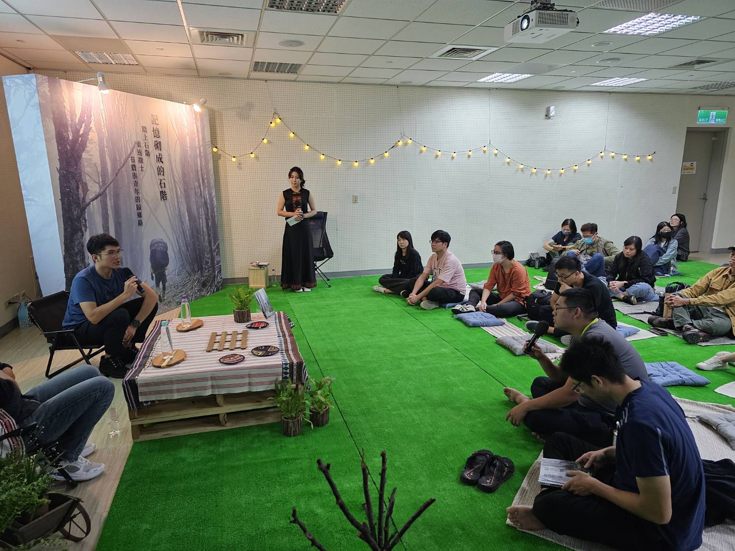 ► 聽眾和主講人雪羊討論交流對於原住民族傳統領域的見解。(圖/新北市政府原民局提供)