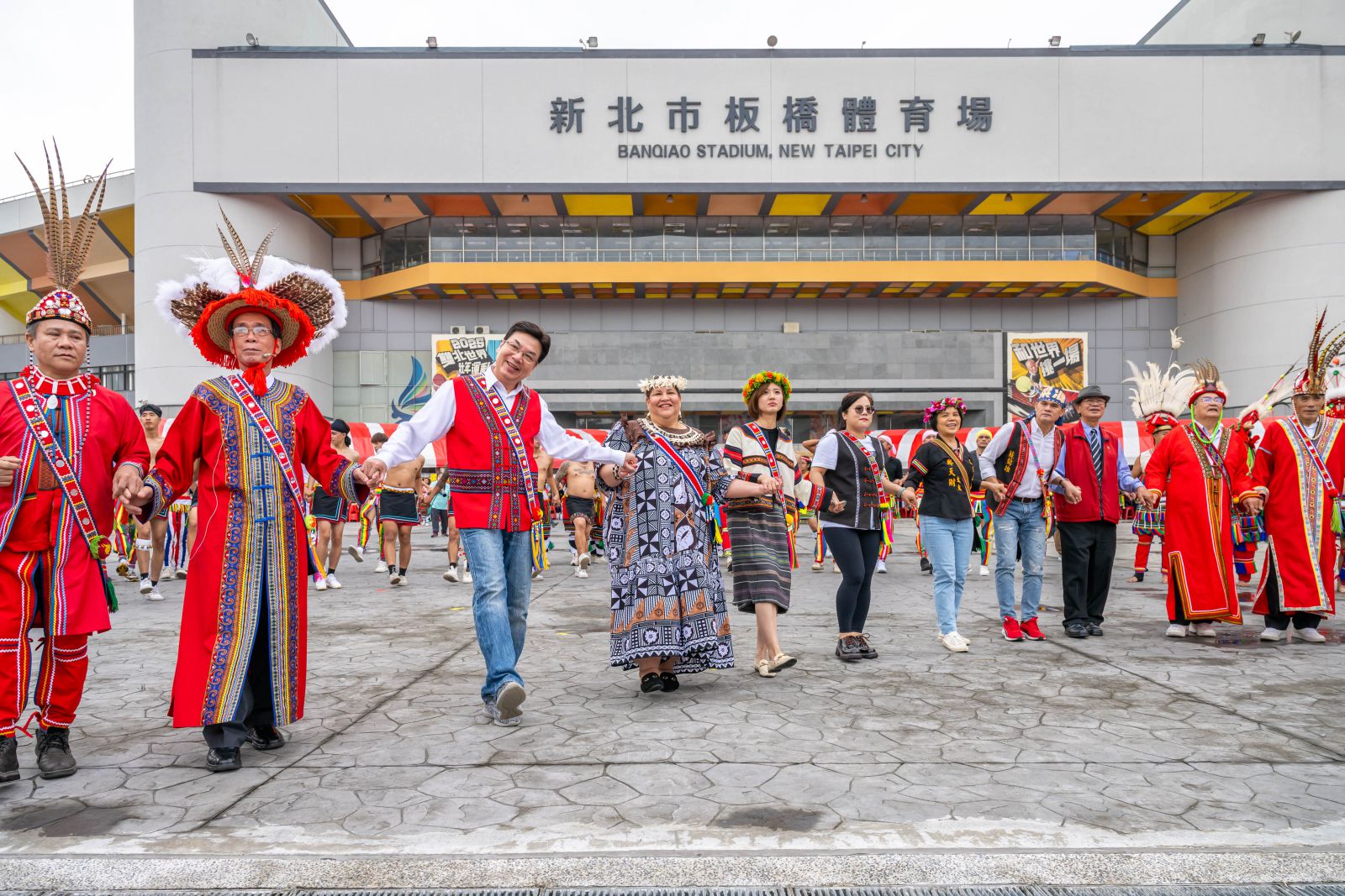 新北市原住民族聯合文化活動在板橋第一運動場熱鬧展開，新北市代理市長劉和然親赴現場同歡。(圖/新北市政府原民局提供)