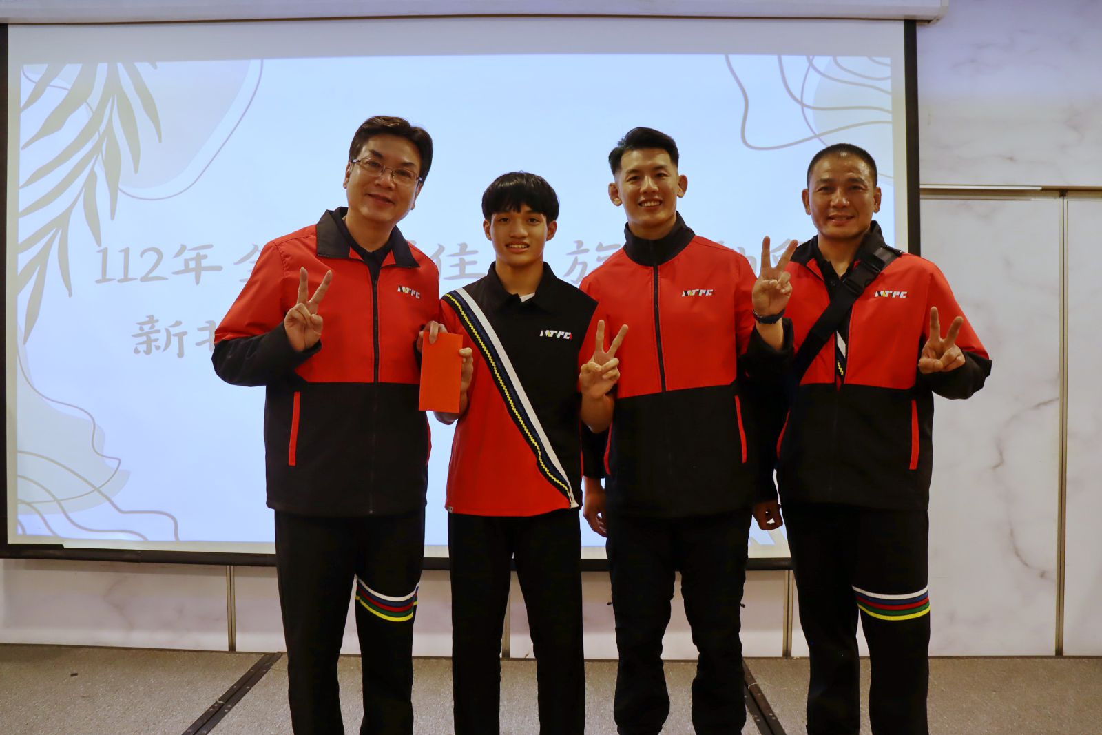 新北市劉和然副市長(右一)預祝角力青少年組的鍾俊華選手(右二)於下屆賽事達到三連霸。