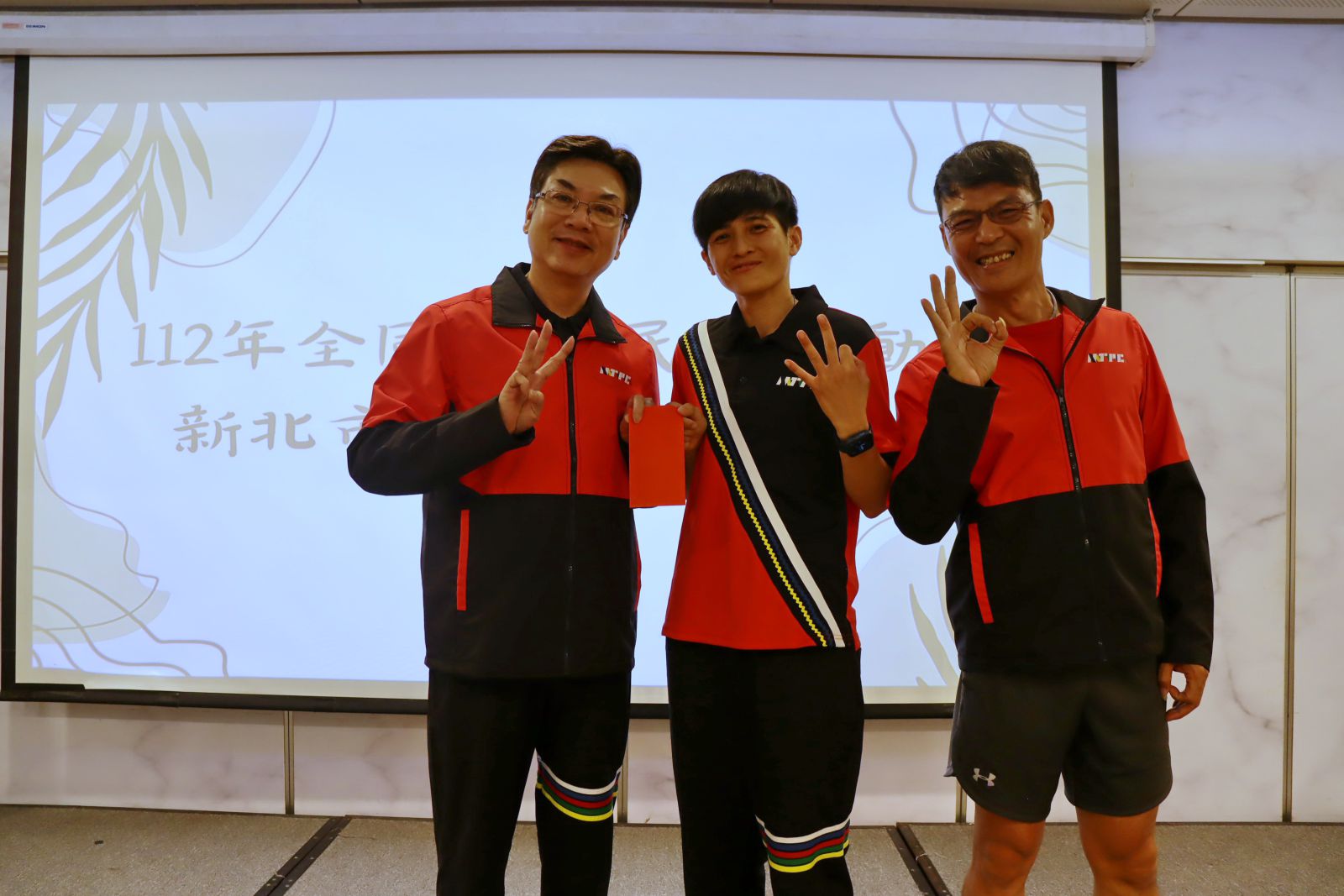 田徑公開女子組跳高選手楊惠娟(中)上台開心領取冠軍及連霸獎勵金。