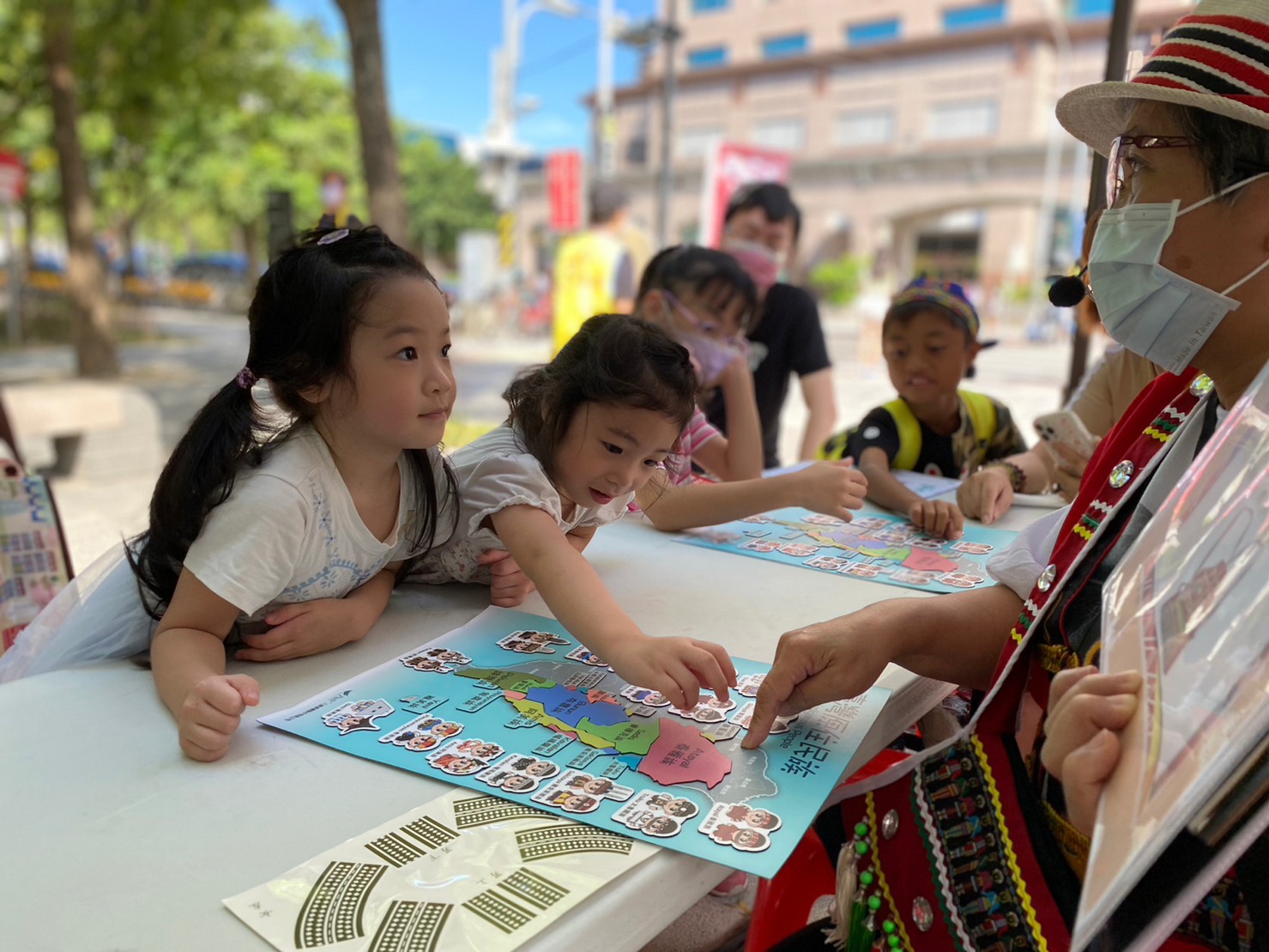 Picul泰山森林書屋致力推廣原住民族文化活動，9月10日於板橋車站中軸廣場辦理閱讀據點推廣活動(行動書屋)。 (圖/新北市政府原民局提供)