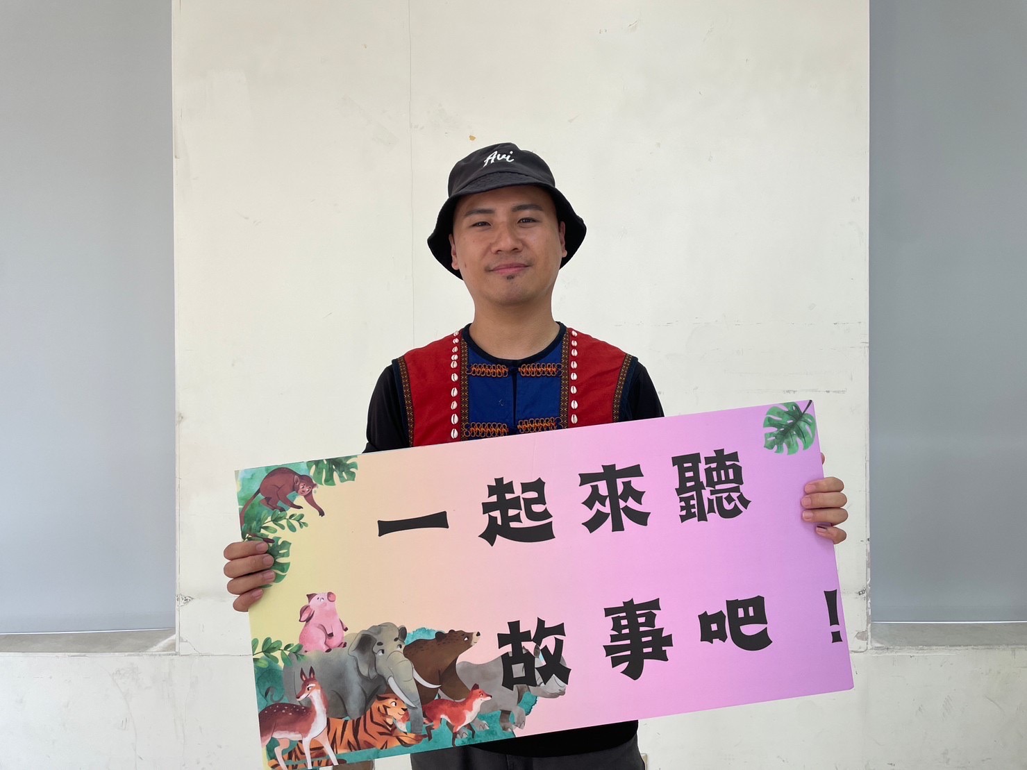 來自高雄桃源區拉阿魯哇族陳思凱講師以幽默風趣的方式分享文化。(圖/新北市政府原民局提供)