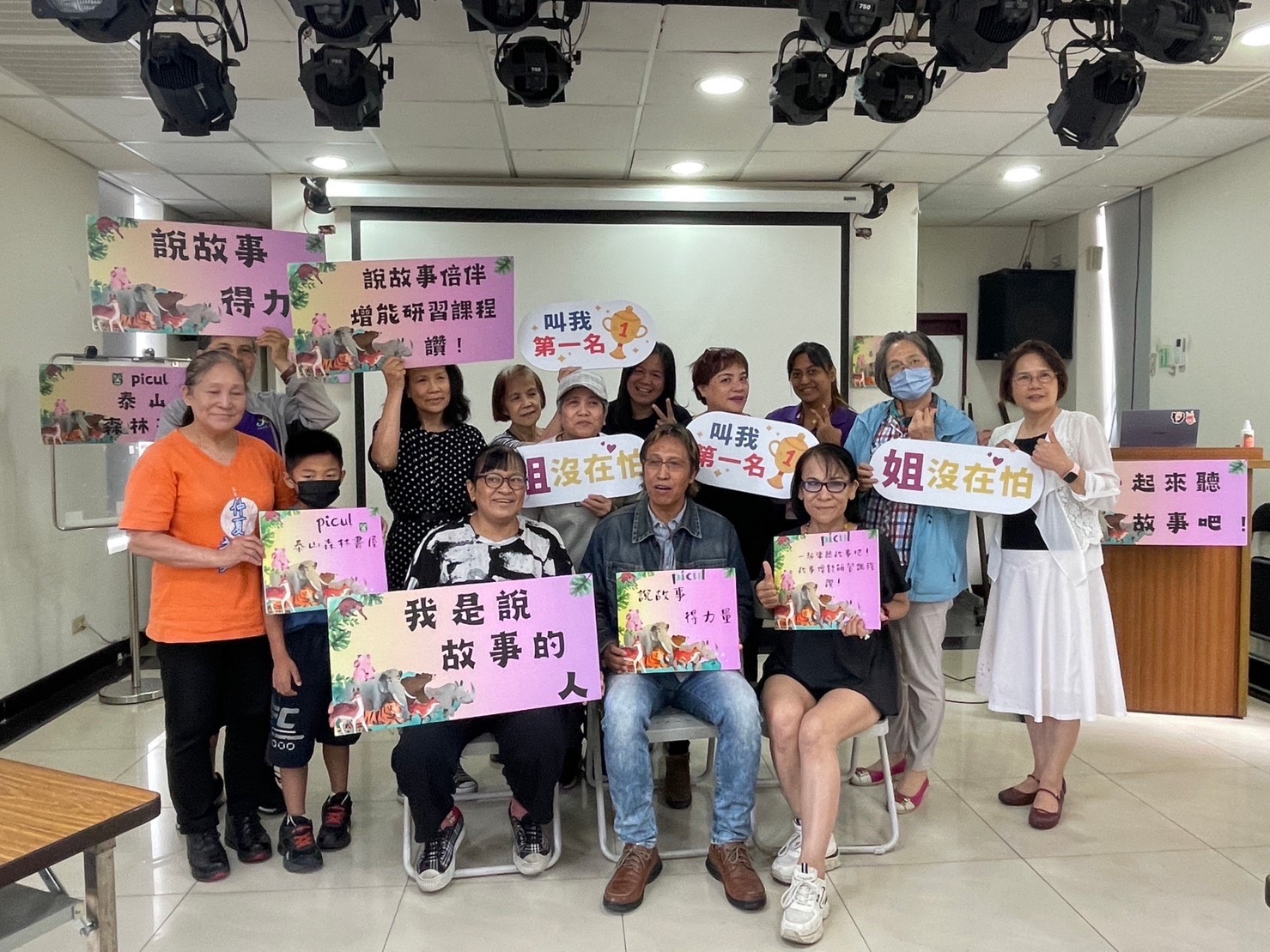 原民台布農族語主播Landuun Ismahasan陳樹山分享族語說故事技巧。(圖/新北市政府原民局提供)