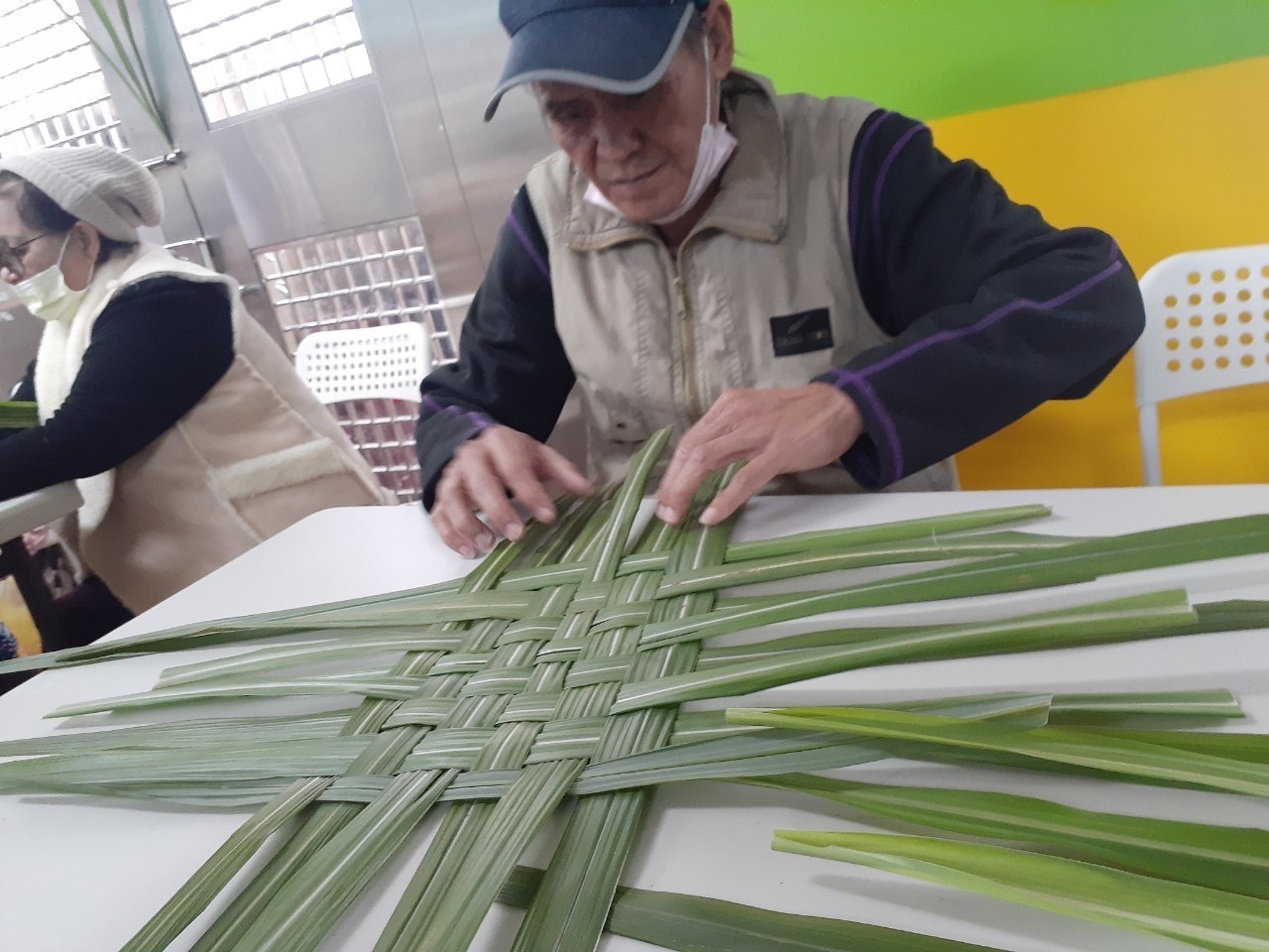 竹編達人林賢治志工於忠治文健站竹編教學。(圖/新北市政府原民局提供)