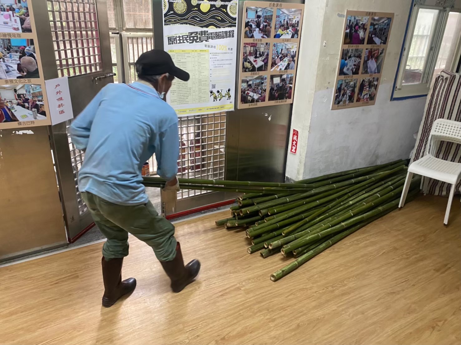 竹編達人林賢治志工於忠治文健站佈置活化文健站空間。(圖/新北市政府原民局提供)